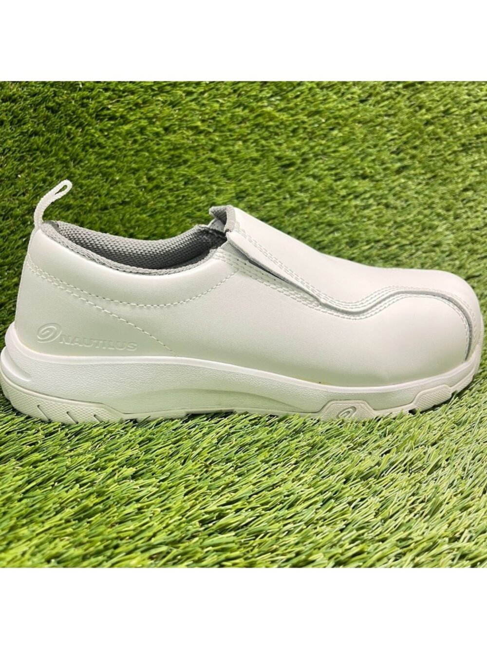 Nautilus Slip-On ESD Mens Size 9EE White Leather Steel Toe Safety Work Shoes
